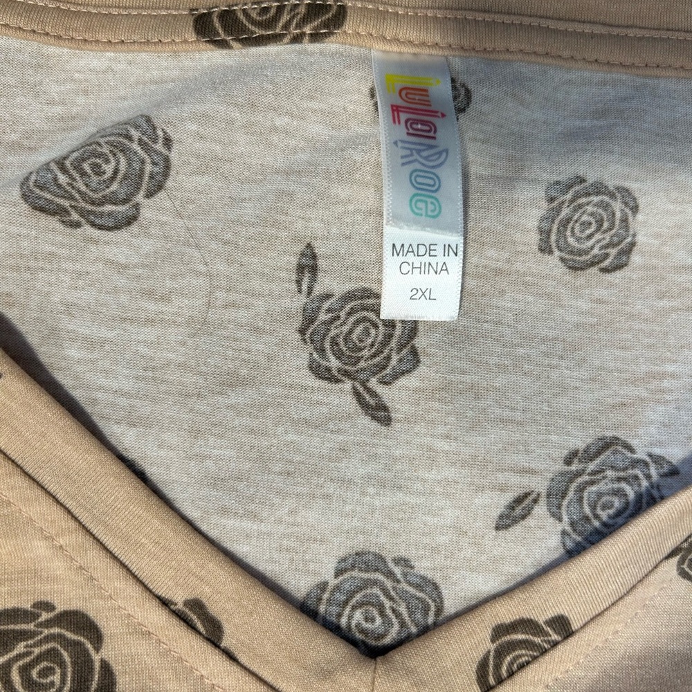 LuLaRoe 2XL V-Neck Short Sleeve T-Shirt Blouse Tan With Dark Brown Rosettes - Picture 4 of 7